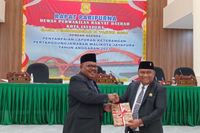 
					Penjabat Sekda Kota Jayapua, Roby Kepas Awi menyerahkan LKPJ 2023 dalam sidang paripurna DPRD, Jumat 26 April 2024. (KabarPapua.co/Natalya Yoku)