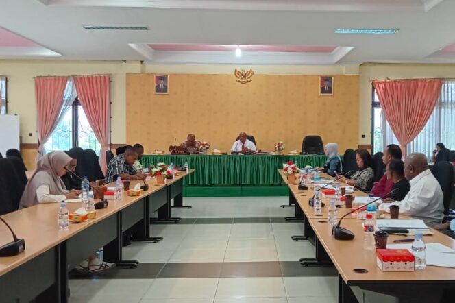 
					Pertemuan Pansus Otsus DPRD Kota Jayapura dan Kesbangpol Kota Jayapura membahas kursi jalur pengangkatan dan tahapan seleksi, Jumat 26 April 2024. (KabarPapua.co/Natalya Yoku)