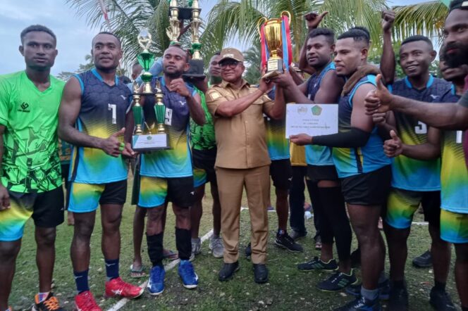 
					Penjabat Bupati Kepulauan Yapen, Welliam Manderi menyerahkan Piala Bergilir Turnamen Bola Voli kepada Putra Manawi, Selasa 30 April 2024. (KabarPapua.co/Ainun Faathirjal)
