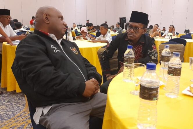 
					Momen Penjabat Wali Kota Jayapura, Frans Pekey bersama Ketua PWI Papua, Hans Bisay saat buka puasa, Jumat 5 April 2024. (KabarPapua.co/Natalya Yoku)