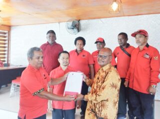 Alpius Toam bersama 10 PAC PDI saat mendaftar sebagai Bacabup di Sekretariat DPC PDI-P Kabupaten Jayapura, Kamis 18 April 2024. (KabarPapua.co/Alan Youwe)