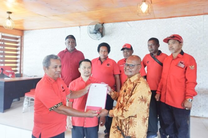 
					Alpius Toam bersama 10 PAC PDI saat mendaftar sebagai Bacabup di Sekretariat DPC PDI-P Kabupaten Jayapura, Kamis 18 April 2024. (KabarPapua.co/Alan Youwe)