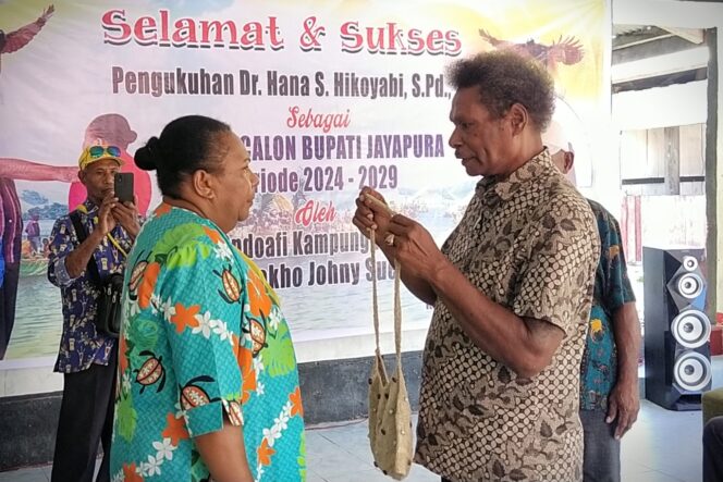 
					Pengkuhan Hana S. Hikoyabi sebagai Bakal Calon Bupati Jayapura periode 2024-2029 di Obhe Kampung Ifale, Jumat 19 April 2024. (KabarPapua.co/Alan Youwe)