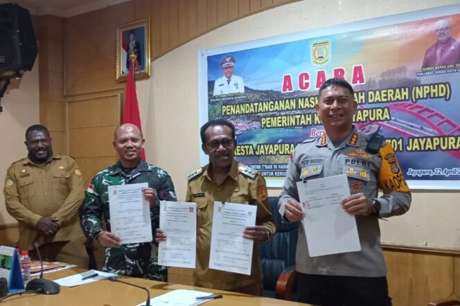
					Penjabat Wali Kota Jayapura, Frans Pekey bersama Kapolresta dan Dandim 1701 Jayapura menunjukan bukti NPHD Pengamanan Pilkada 2024. (KabarPapua.co/Natalya Yoku)