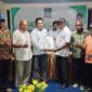 Lima Dewan Adat Suku kawal Orgenes Kaway mengambil formulir calon bupati di Sekretariat DPC PKB Jayapura, Rabu 24 April 2024. (KabarPapua.co/Alan Youwe)