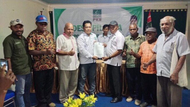 
					Lima Dewan Adat Suku kawal Orgenes Kaway mengambil formulir calon bupati di Sekretariat DPC PKB Jayapura, Rabu 24 April 2024. (KabarPapua.co/Alan Youwe)