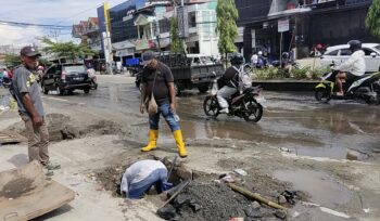 Dinas PUPR Kabupaten Jayapura saat menangani drainase penyebab banjir di Kota Sentani. (KabarPapua.co/Alan Youwe)