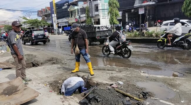 Dinas PUPR Kabupaten Jayapura saat menangani drainase penyebab banjir di Kota Sentani. (KabarPapua.co/Alan Youwe)