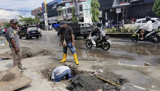 
					Dinas PUPR Kabupaten Jayapura saat menangani drainase penyebab banjir di Kota Sentani. (KabarPapua.co/Alan Youwe)