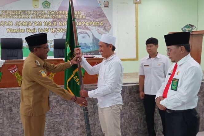 
					Penjabat Wali Kota Jayapura, Frans Pekey melepas jemaah calon haji 2024. (KabarPapua.co/Natalya Yoku)