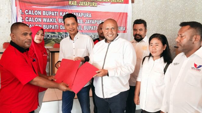
					Billy Suwae dan Mulyono alias Cak Mul saat mengambil formulir Cabup dan Cawabup di DPC PDIP Kabupaten Jayapura, Senin 29 April 2024. (KabarPapua.co/Alan Youwe)