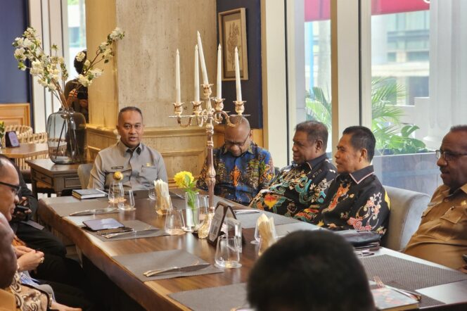 
					Velix Wanggai dalam pertemuan Gubernur se-Tanah Papua di Jakarta. (KabarPapua.co/Stefanus Tarsi)