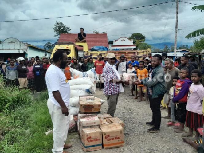 
					Pemprov Papua Pegunungan menyalurkan bantuan beras untuk korban banjir di Wamena. (KabarPapua.co/Stefanus Tarsi)