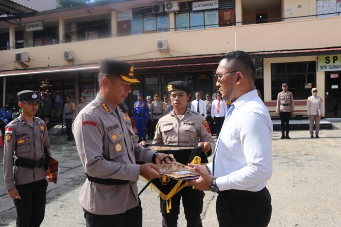 
					Kapolresta Jayapura Kota, Kombes Pol Victor Dean Mackbon menyerahkan penghargaan kepada anggota berprestasi, Selasa 16 April 2024. (Dok Humas Polresta)