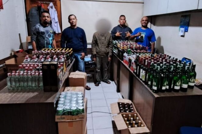 
					Tim Satuan Reserse Narkoba Polresta Jayapura Kota mengamankan penjual dan ratusan botol miras ilegal, Rabu 17 April 2024. (Dok Humas Polresta)
