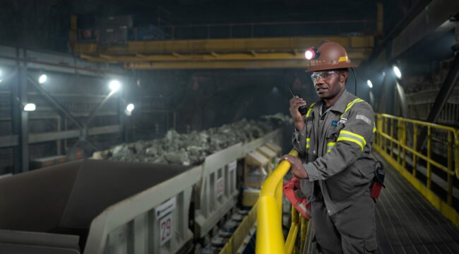 Pekerja PT Freeport Indonesia (PTFI) di area tambang bawah tanah Grasberg Block Cave (GBC). Pada 2023 PTFI berhasil memproduksi tembaga 1,65 miliar pound serta 1,97 juta ounces emas. Foto: PTFI.