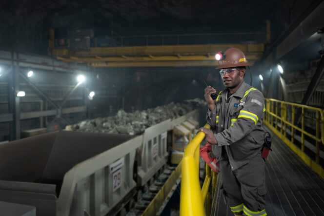 
					Pekerja PT Freeport Indonesia (PTFI) di area tambang bawah tanah Grasberg Block Cave (GBC). Pada 2023 PTFI berhasil memproduksi tembaga 1,65 miliar pound serta 1,97 juta ounces emas. Foto: PTFI.