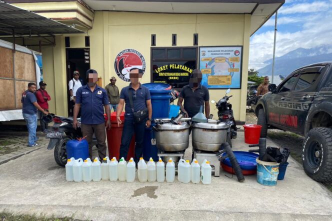 
					Satuan Reserse Narkoba Polres Jayawijaya mengamankan barang bukti hasil penggerebekan rumah produksi miras Cap Tikus di Wamena, Kamis 18 April 2024. (Dok Humas Polda Papua)