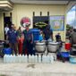 Satuan Reserse Narkoba Polres Jayawijaya mengamankan barang bukti hasil penggerebekan rumah produksi miras Cap Tikus di Wamena, Kamis 18 April 2024. (Dok Humas Polda Papua)