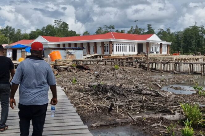 
					Bupati Elisa Kambu saat meninjau pembangunan gedung baru Kantor Bupati Asmat, Kamis 18 April 2024. (KabarPapua.co/Abdel Syah)