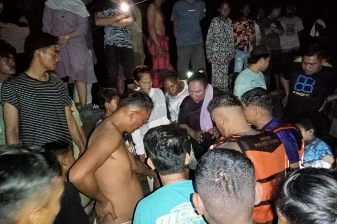 
					Tim SAR Gabungan saat proses evakuasi 9 ABK kapal karam di Kabupaten Sarmi, Minggu 21 April 2024. (Dok Polda Papua)