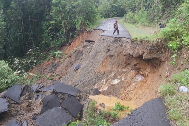 
					Penampakan Jalan lintas Trans Papua putus akibat longsor pada Senin 22 April 2024. (Dok Pemprov Papua Tengah)