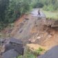 Penampakan Jalan lintas Trans Papua putus akibat longsor pada Senin 22 April 2024. (Dok Pemprov Papua Tengah)