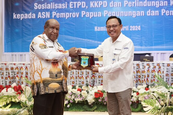 
					Penyerahan cenderamata dari Pemprov Papua Pegunungan kepada BI Perwakilan Papua usai sosialisasi QRIS dan KKPD, Kamis 25 April 2024. (KabarPapua.co/Stefanus Tarsi)