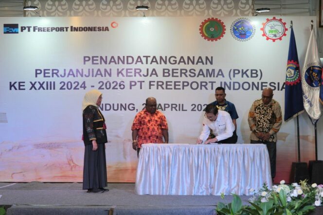
					Presdir PT Freeport Indonesia, Tony Wenas teken PKB bersama tiga pimpinan serikat pekerja PTFI disaksikan Menaker Ida Fauziyah di Bandung 25 April 2024. (Freeport)