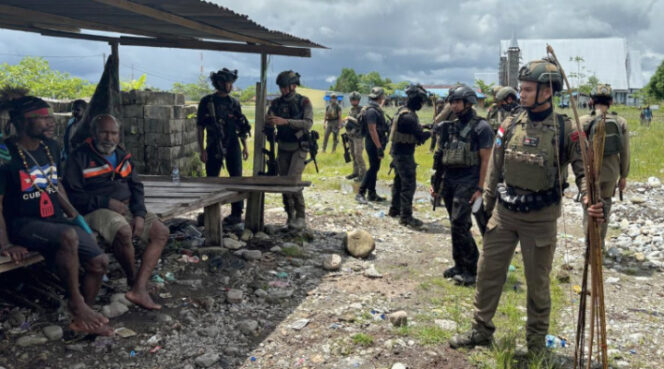 
					Penyitaan alat perang di Kenyam, Kabupaten Nduga. Foto: Polda Papua