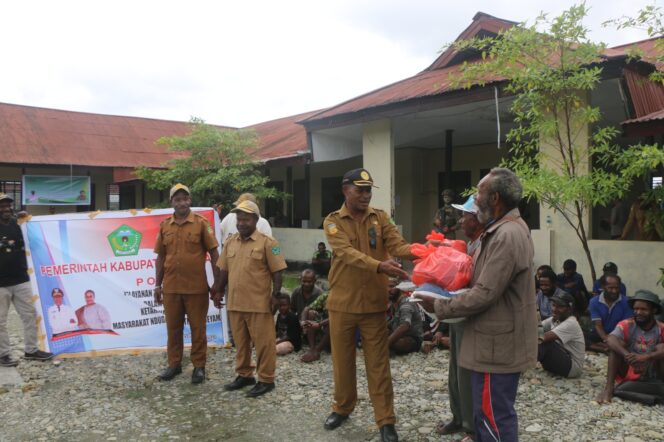 
					Pemkab Nduga memberikan bantuan kepada masyaralat dalam penanganan ketahanan pangan. (Foto: Humas Pemda Nduga)