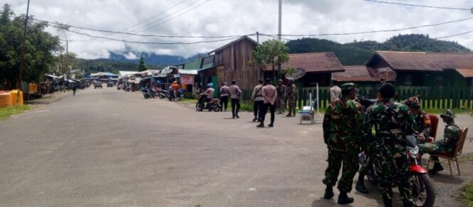 
					Penjagaan KPU Pegunungan Bintang jelang rekapituasli suara Pemilu 2024. Foto: Polda Papua.