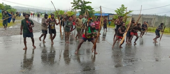 
					Pertikaian dua kelompok warga di Kenyam, Kabupaten Nduga. Foto: Polda Papua