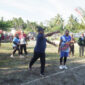 Penjabat Bupati Kabupaten Kepulauan Yapen, Welliam Manderi membuka pertandingan bola voli menyambut HUT ke-60 Kampung Manawi. (KabarPapua/(Ainun Faathirjal)