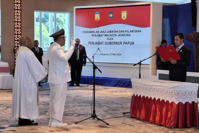 
					Penjabat Gubernur Papua, Ridwan Rumasukun melantik Christian Sohilait sebagai Penjabat Wali Kota Jayapura, Senin 27 Mei 2024. (KabarPapua.co/Imelda)