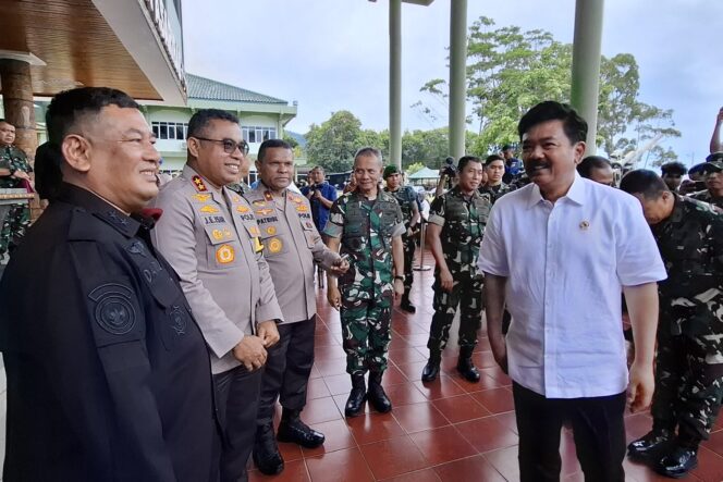 
					Menko Polhukam, Hadi Tjahjanto usai pertemuan bersama TNI-Polri di Kodam Cenderawasih, Kamis 30 Mei 2024. (KabarPapua.co/Imelda)