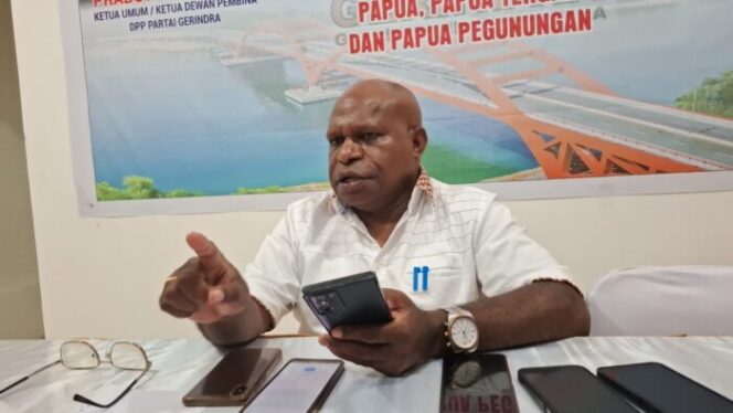 
					Direktur RSUD Dok II Jayapura, Drg Aloysius Giyai usai mengikuti fit and proper test di Gerindra Papua Balon Wali Kota 2024. (KabarPapua.co/Imelda)