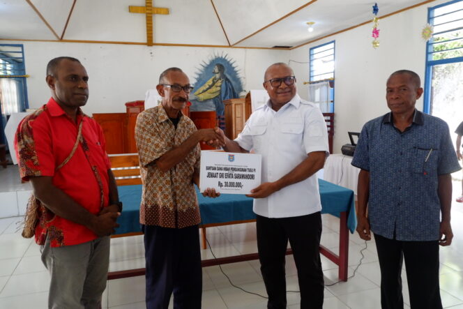 
					Penjabat Bupati Kepulauan Yapen, Welliam Menderi menyerahkan bantuan dana pembangunan Tugu Pekabaran Injil di Kampung Sarwandori, Rabu 1 Mei 2024. (KabarPapua.co/Ainun Faathirjal)