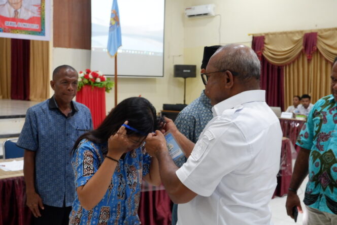 
					Pelepasan tanda peserta lomba cerdas cermat oleh Penjabat Bupati Kepulauan Yapen, Welliam Manderi. (KabarPapua.co/Ainun Faathirjal)