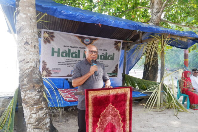 
					Penjabat Bupati Kepulauan Yapen, Welliam Manderi saat menyampaikan sambutan halal bihalal Ikemal, Rabu 1 Mei 2024. (KabarPapua.co/Ainun Faathirjal)