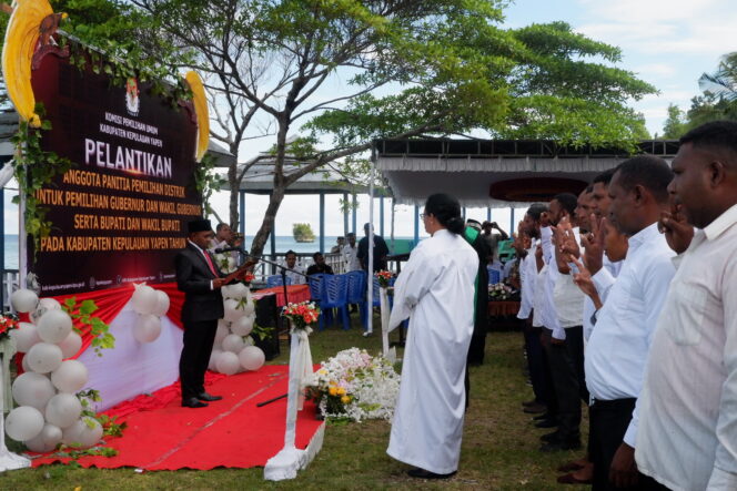 
					KPU Yapen melantik anggota PPD di kawasan wisata Pantai Sarwandori, Kamis 16 Mei 2024. (KabarPapua.co/Ainun Faathirjal)