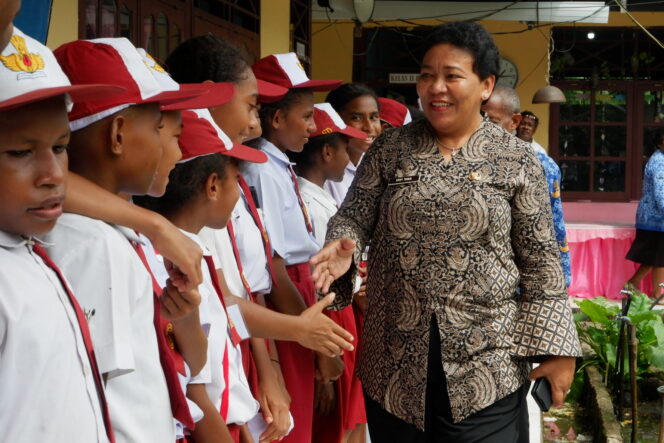 
					Sekda Kepulauan Yapen, Erny Tania saat mengunjungi SDN Anotourei Serui, Jumat 17 Mei 2024. (KabarPapua.co/Ainun Faathirjal)