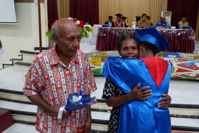 
					Momen siswa Sekolah Advent Serui saat sampaikan terima kasih kepada orang tua pada acara wisuda. (KabarPapua.co/Ainun Faathirjal)