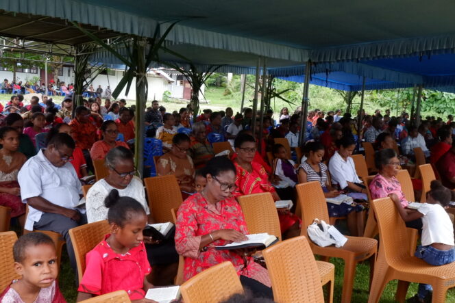 
					Suasana ibadah Pentakosta II di GKI Rehobot Kando Serui, Kabupaten Kepulauan Yapen, Papua. (KabarPapua.co/Ainun Faathirjal)