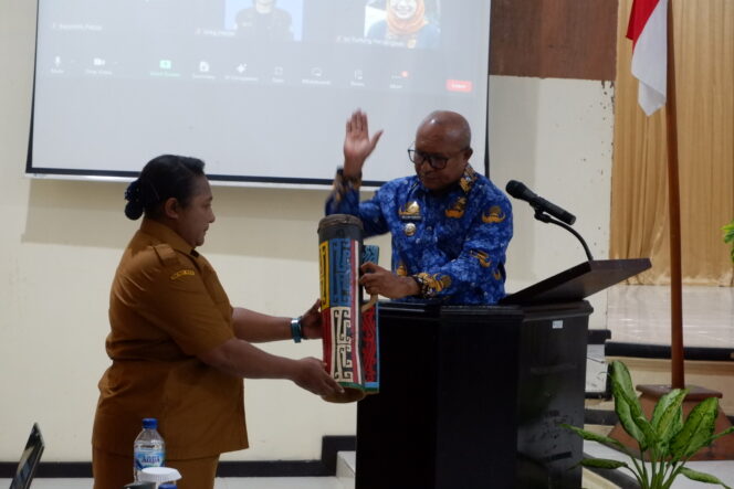 
					Penjabat Bupati Yapen, Welliam Manderi membuka Musrenbang RPJPD 2025-2045, Selasa 21 Mei 2024. (KabarPapua.co/Ainun Faathirjal)