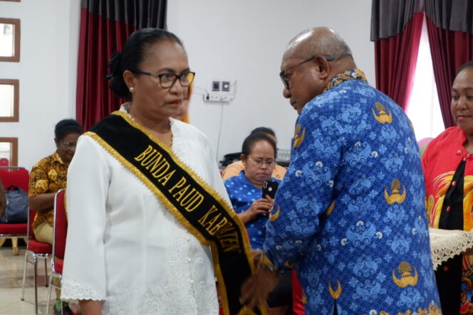 
					Penjabat Bupati Kepulauan Yapen, Welliam Manderi mengukuhkan Yustina Lawerissa Manderi sebagai Bunda PAUD Yapen, Selasa 21 Mei 2024. (KabarPapua.co/Ainun Faathirjal)