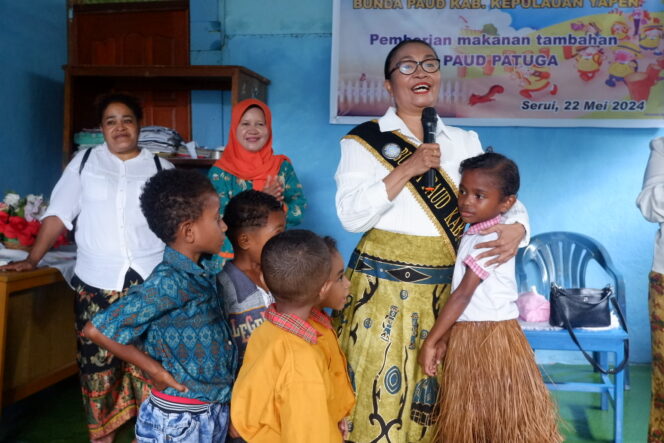 
					Bunda PAUD Kepulauan Yapen, Yustina Manderi menyapa anak usia dini dalam kunjungan perdana, Rabu 22 Mei 2024. (KabarPapua.co/Ainun Faathirjal)