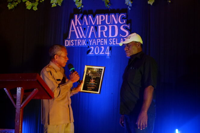 
					Asisten I Setda Yapen Ir.Edi N Mudumi menyerahkan piagam pengharagaan kepada pemenang Kampung Awards di Distrik Yapen Selatan, Senin 27 Mei 2024. (KabarPapua.co/Ainun Faathirjal)