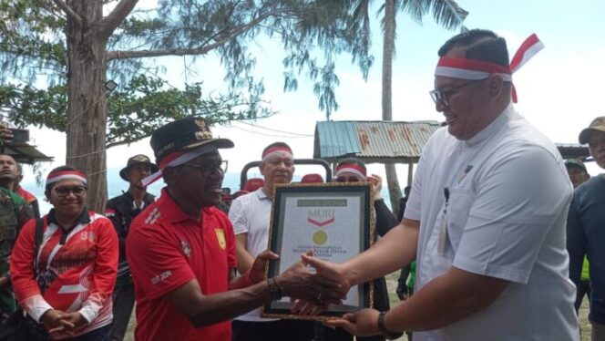 
					Penjabat Wali Kota Jayapura, Frans Pekey menerima penghargaan dari MURI atas pembentangan bendera Merah Putih sepanjang 10 kilometer, Rabu 1 Mei 2024. (KabarPapua.co/Natalya Yoku)