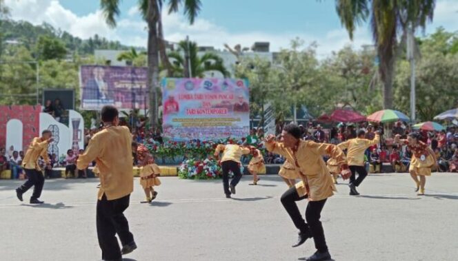 
					Semangat generasi muda Kota Jayapura mengikuti lomba Tari Yospan di Titik Nol, Rabu 1 Mei 2024. (KabarPapua.co/Natalya Yoku)